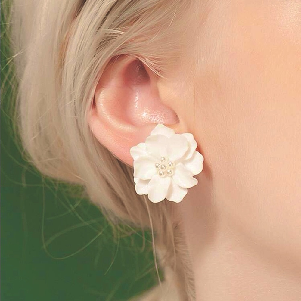 🤩HP🤩White flower stud earrings